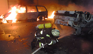 В Германии десятками горят автомобили В Германии десятками горят автомобили