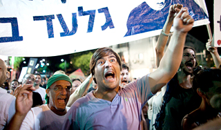 Шимон Перес принял "творожную революцию" Шимон Перес принял "творожную революцию"