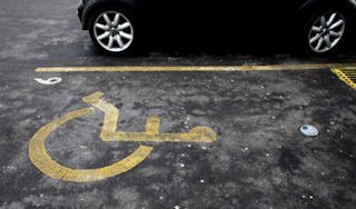 Путин пообещал инвалидам очистить парковки Путин пообещал инвалидам очистить парковки