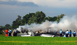 Самолет на авиашоу в США врезался в землю Самолет на авиашоу в США врезался в землю