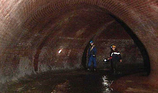 В Москве людей смыло водой в подземелье В Москве людей смыло водой в подземелье