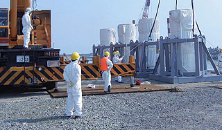 Специалисты охладили реактор "Фукусимы-1" Специалисты охладили реактор "Фукусимы-1"