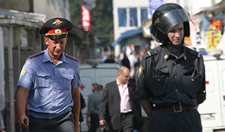 Мужчина с ножом напал на полицейского Мужчина с ножом напал на полицейского