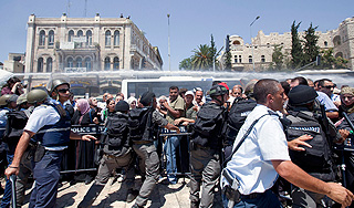 Израиль потравил палестинцев газом Израиль потравил палестинцев газом