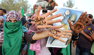 Повстанцы потеряли Каддафи Повстанцы потеряли Каддафи