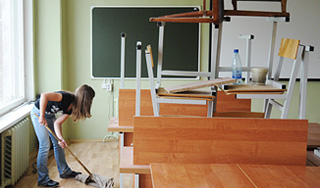 Дети покидают отравленную аммиаком школу Дети покидают отравленную аммиаком школу