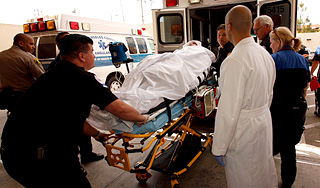 Человек упал с самолета на глазах зрителей Человек упал с самолета на глазах зрителей