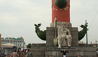 Хулиган поджег Ростральную колонну Хулиган поджег Ростральную колонну