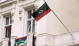 У посольства Ливии в Москве дерутся за флаг У посольства Ливии в Москве дерутся за флаг