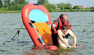 Шторм перевернул лодку с детьми под Анапой Шторм перевернул лодку с детьми под Анапой
