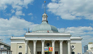 Приезжим ограничили вход в метро Приезжим ограничили вход в метро