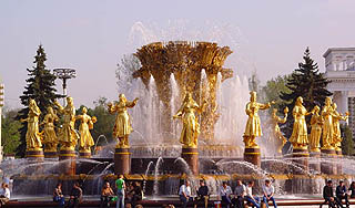 Рухнувшее здание на ВВЦ тушили из фонтанов Рухнувшее здание на ВВЦ тушили из фонтанов