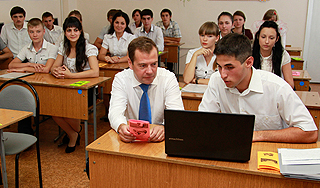 Школьник попросил у Медведева 1 млн евро Школьник попросил у Медведева 1 млн евро