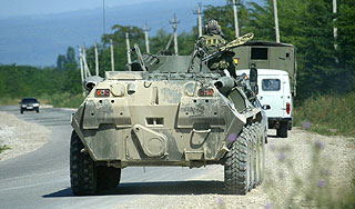 Под Москвой "Жигули" столкнулись с БТР Под Москвой "Жигули" столкнулись с БТР