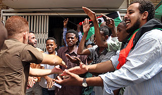 Миллиарды Каддафи отдают повстанцам Миллиарды Каддафи отдают повстанцам