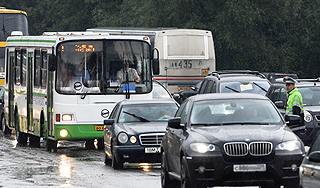 Водитель BMW напал с битой на автобус Водитель BMW напал с битой на автобус