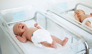 Медсестра могла заразить тысячу детей Медсестра могла заразить тысячу детей