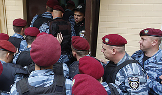 Депутаты атаковали спецназ в зале суда Депутаты атаковали спецназ в зале суда