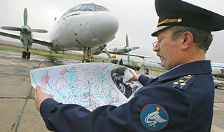 Самолеты ВВС разгоняют облака к Дню города Самолеты ВВС разгоняют облака к Дню города