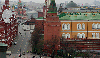 Пьяный пытался залезть на стену Кремля Пьяный пытался залезть на стену Кремля