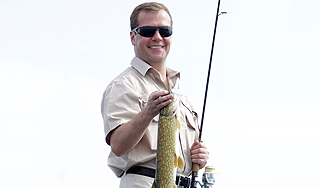 Медведев запретил платную рыбалку Медведев запретил платную рыбалку