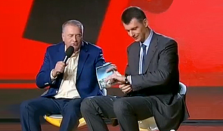 Прохоров выпросил часы у Жириновского Прохоров выпросил часы у Жириновского