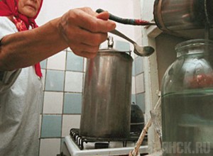 С начала года оперативники изъяли примерно 7,5 тысячи литров самогона