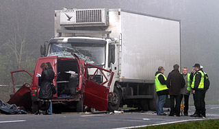 Две аварии с грузовиками убили 11 человек Две аварии с грузовиками убили 11 человек