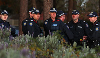 Австралиец угрожает взорвать 11-летнюю дочь Австралиец угрожает взорвать 11-летнюю дочь