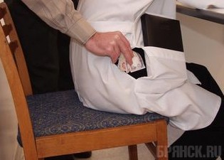 Врачу предъявили обвинение в получении взяток и служебном подлоге