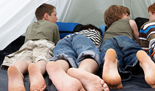 В летнем лагере поймали вожатого-извращенца В летнем лагере поймали вожатого-извращенца