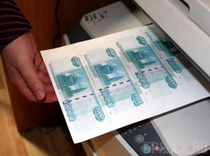 Во время обыска преступник прятал фальшивые деньги во рту