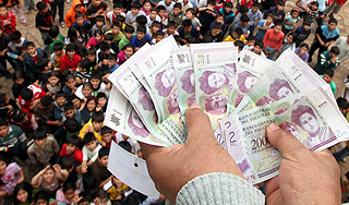 На верующих пролился денежный дождь На верующих пролился денежный дождь