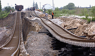 На Урале железная дорога сползает в реку На Урале железная дорога сползает в реку