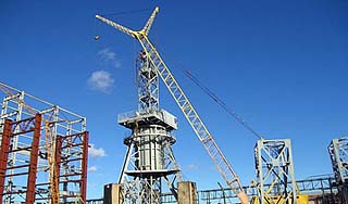 В Москве строительный кран рухнул на машину В Москве строительный кран рухнул на машину