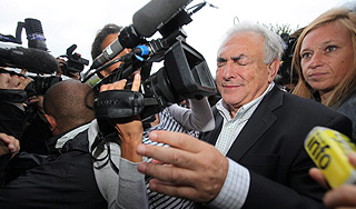 Папарацци замучили Стросс-Кана Папарацци замучили Стросс-Кана