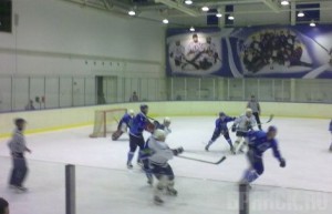 Брянские и самарские хоккеисты вышли на лед с траурными ленточками