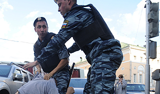 Спецназ сорвал драку 100 человек на Урале Спецназ сорвал драку 100 человек на Урале