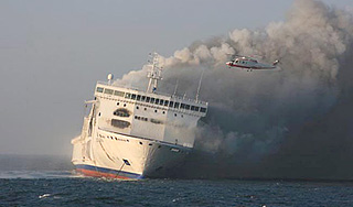 В Норвегии загорелся паром с людьми В Норвегии загорелся паром с людьми