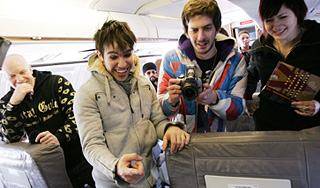 Пьяные туристы устроили в самолете дебош Пьяные туристы устроили в самолете дебош