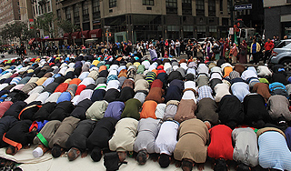 Во Франции запретили молиться на улицах Во Франции запретили молиться на улицах