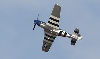 Пилот увел падающий истребитель от зрителей Пилот увел падающий истребитель от зрителей