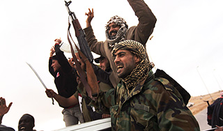 Армия Каддафи захватила военных из Европы Армия Каддафи захватила военных из Европы