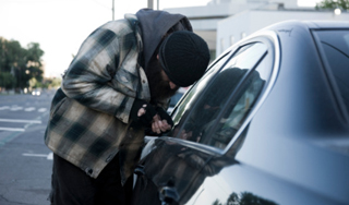 Угонщик напал на полицейского в Москве Угонщик напал на полицейского в Москве