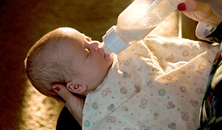 В колонии младенец захлебнулся смесью В колонии младенец захлебнулся смесью