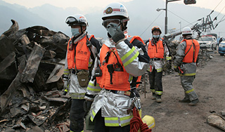 Японцы спасаются от нового удара стихии Японцы спасаются от нового удара стихии