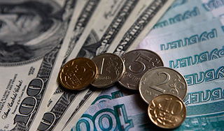 Рубль резко сдал к доллару и евро Рубль резко сдал к доллару и евро