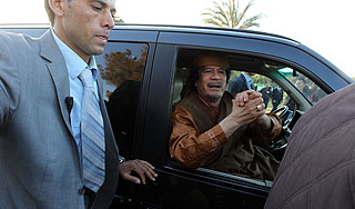 Каддафи уходит от врагов на машине-призраке Каддафи уходит от врагов на машине-призраке