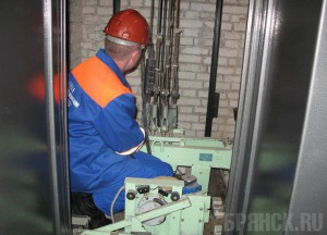 В Брянске приступили к замене устаревших лифтов