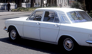 Мститель на "Волге" бьет машины нарушителей Мститель на "Волге" бьет машины нарушителей